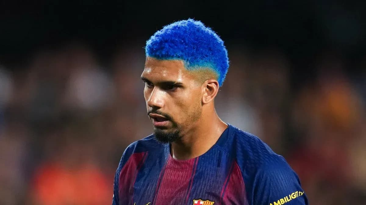 Jugador de Barcelona con cabello azul durante el partido