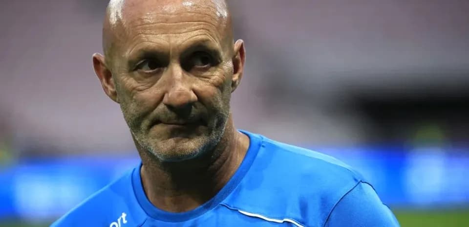 Entrenador en el campo durante un partido