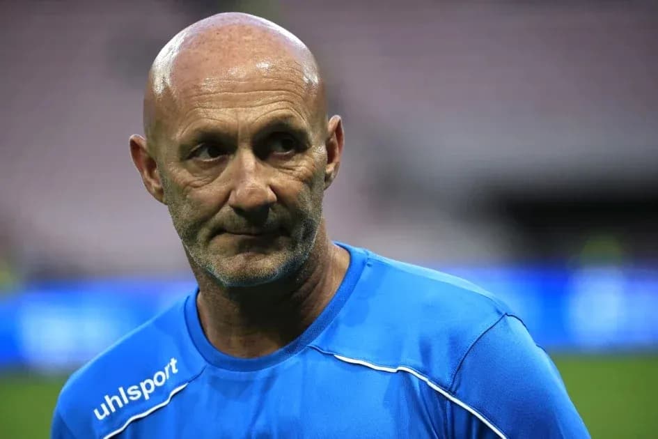 Entrenador en el campo durante un partido