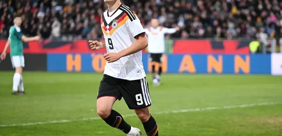 Jugador de Alemania corriendo en el campo de fútbol