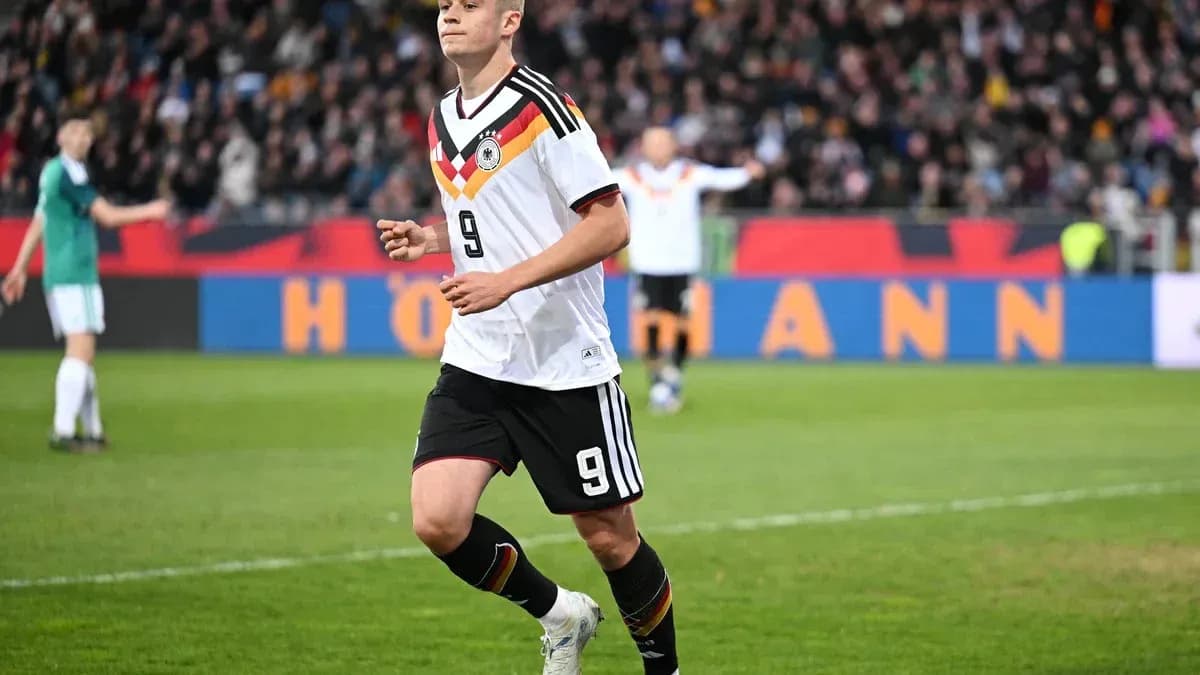 Jugador de Alemania corriendo en el campo de fútbol