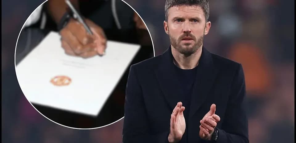 Michael Carrick aplaudiendo en un evento de firma