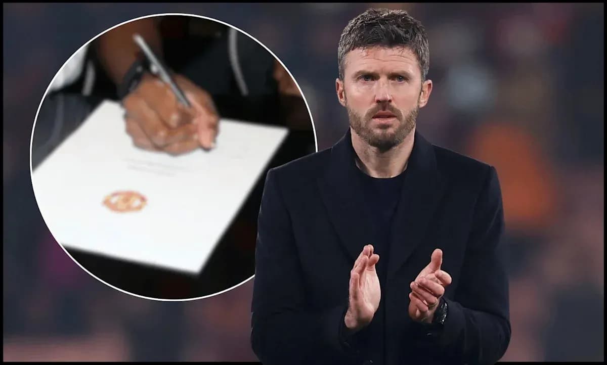 Michael Carrick aplaudiendo en un evento de firma
