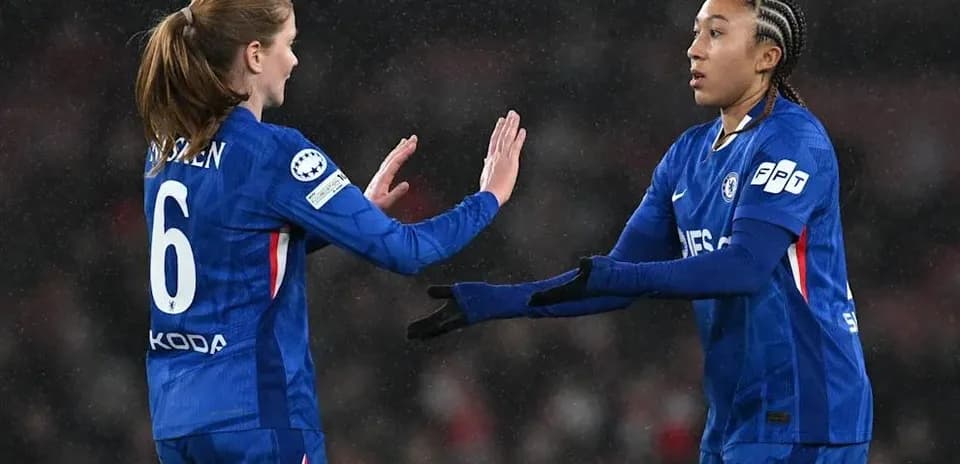 Jugadoras de Chelsea intercambiando saludos en el campo