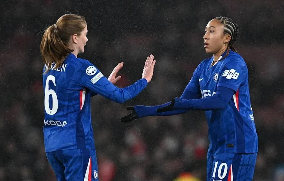 Jugadoras de Chelsea intercambiando saludos en el campo