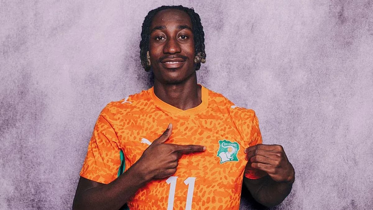 Jugador señalando el escudo de Costa de Marfil