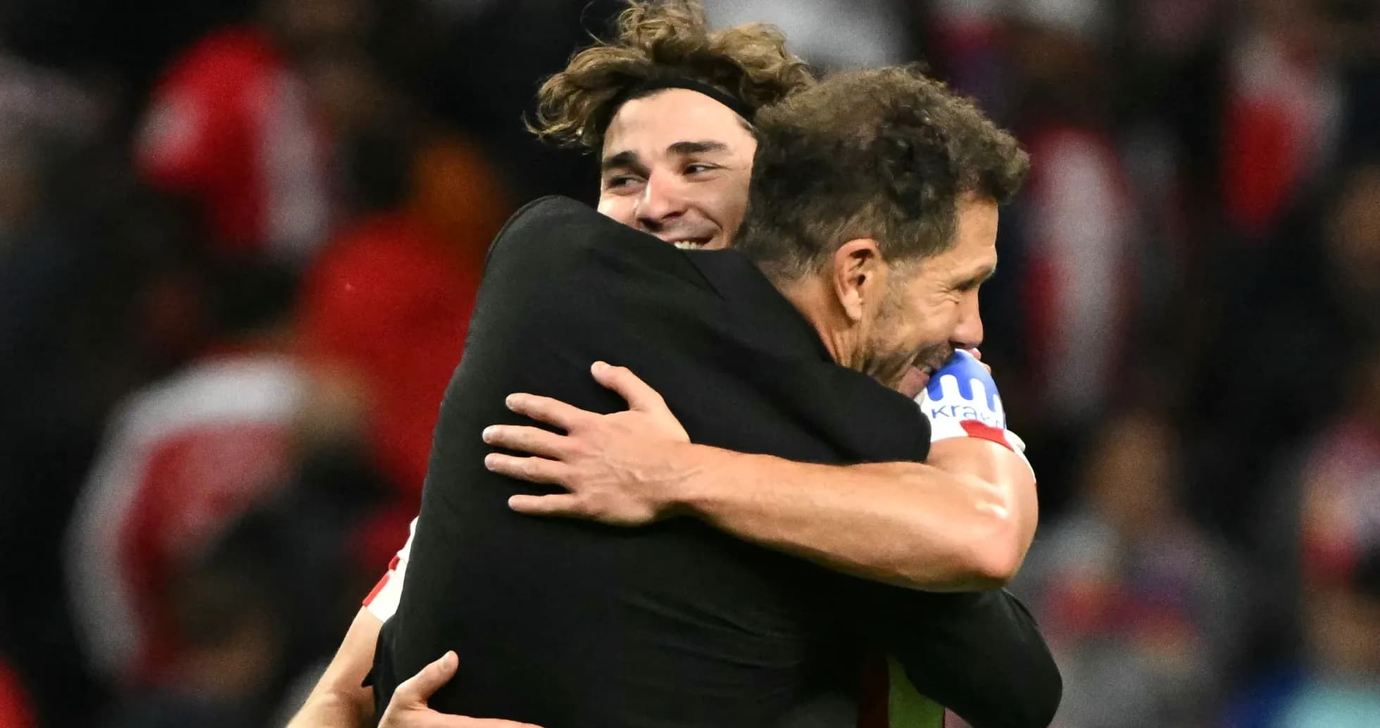 Jugadores abrazándose tras el partido