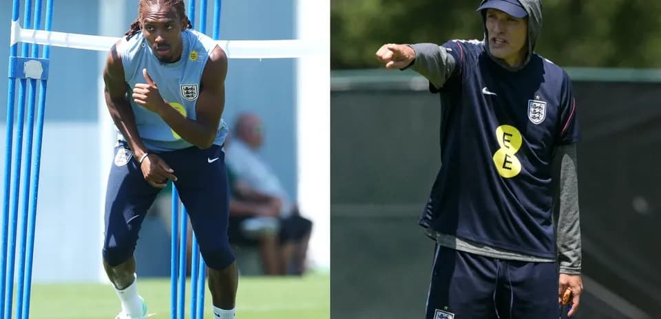 Jugador entrenando y entrenador dirigiendo en campo