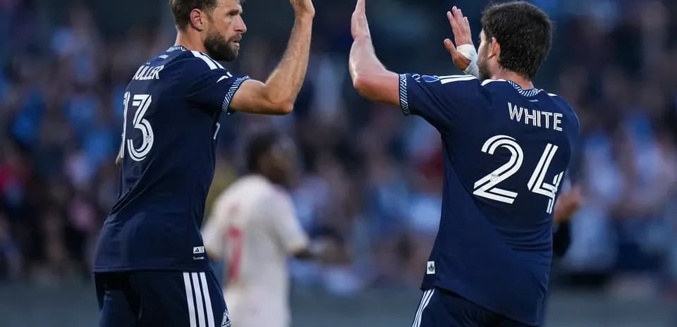 Jugadores de Vancouver FC celebrando un gol