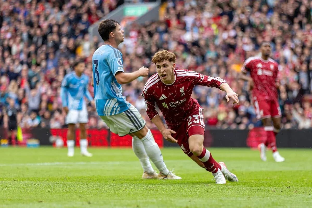 Jugador de Liverpool corriendo durante el partido