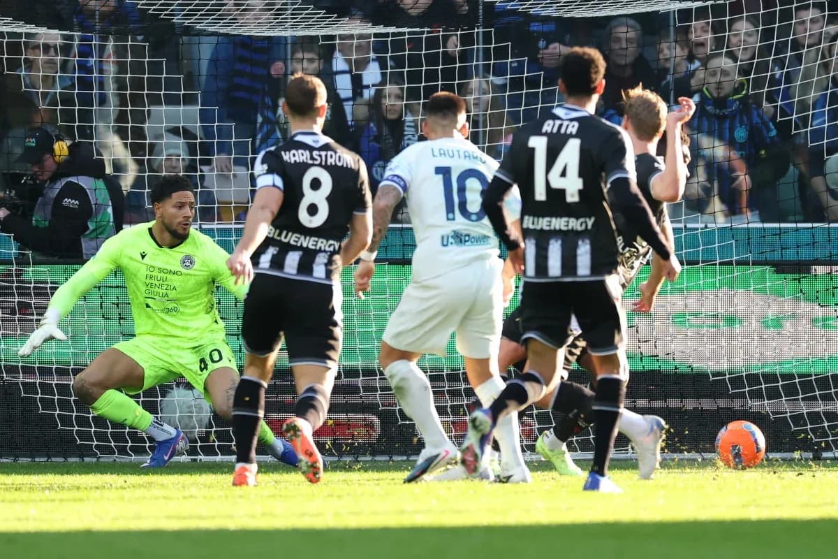 Lautaro Martínez disparando a puerta contra Udinese