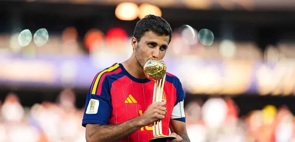 Jugador besando el trofeo de la Copa del Mundo