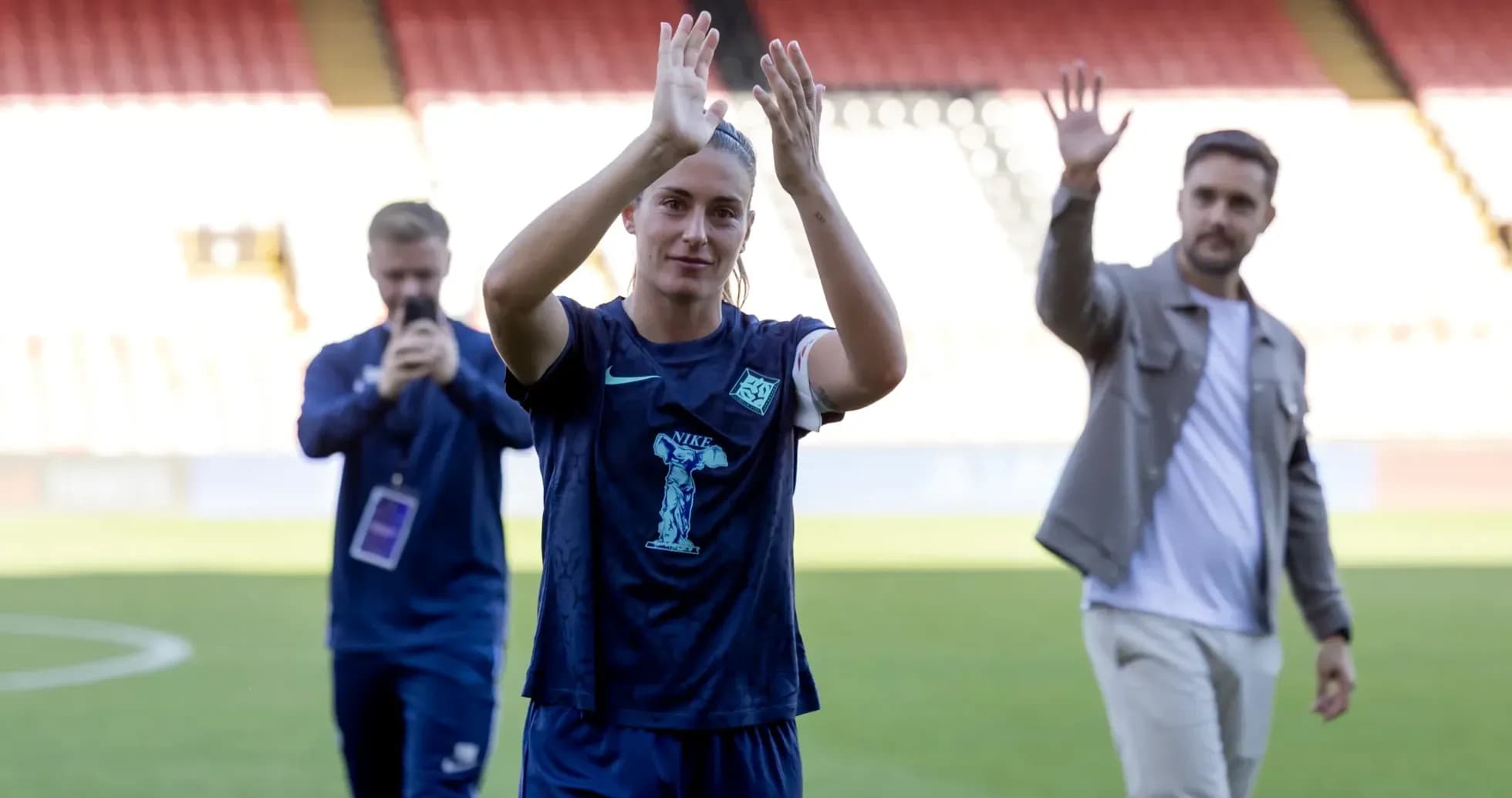 Jugadora aplaudiendo en el campo de fútbol