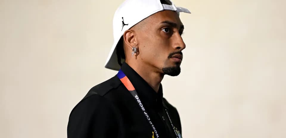 Jugador con gorra blanca y camiseta negra en evento