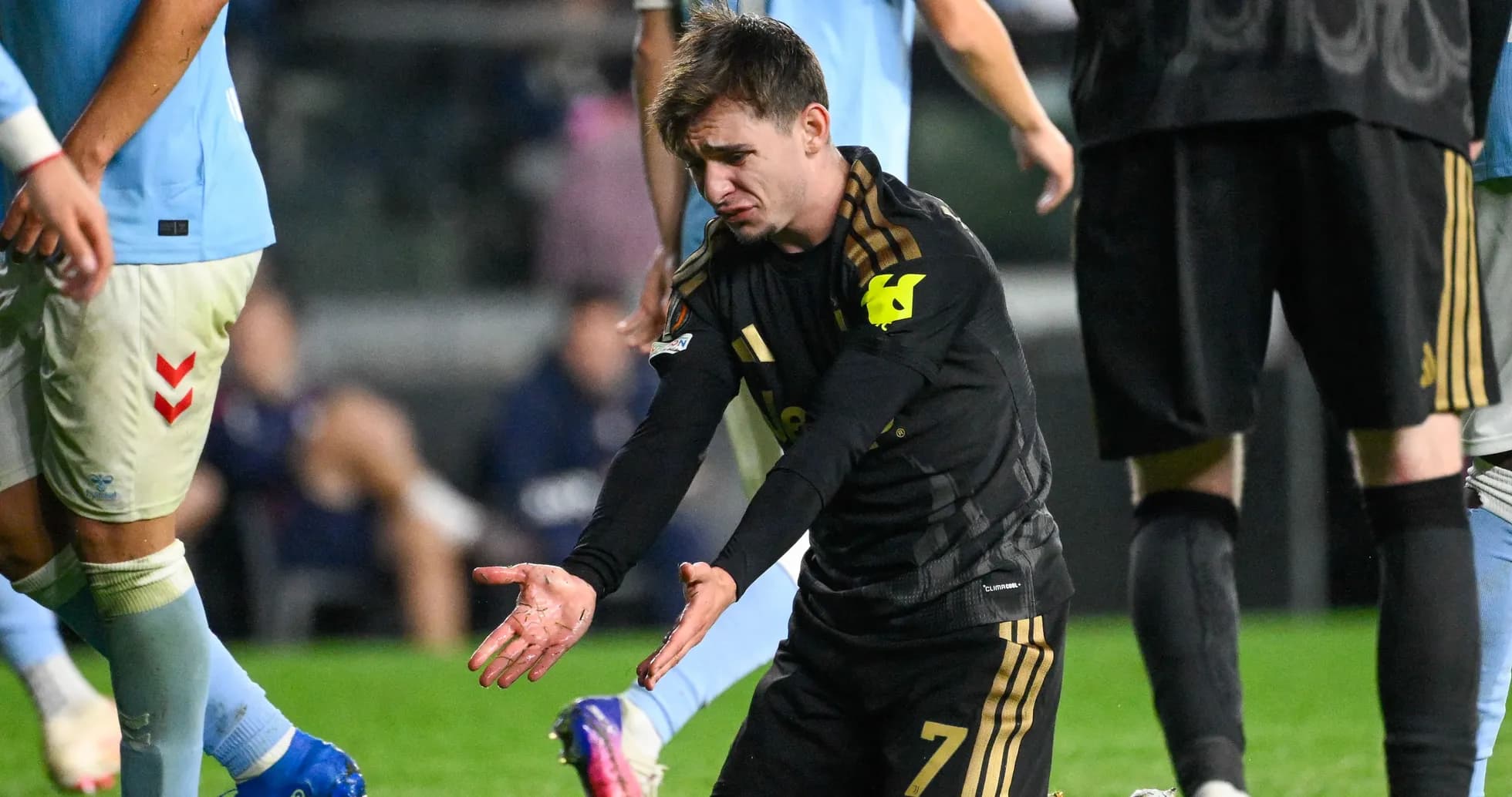 Jugador en uniforme negro gesticulando tras jugada