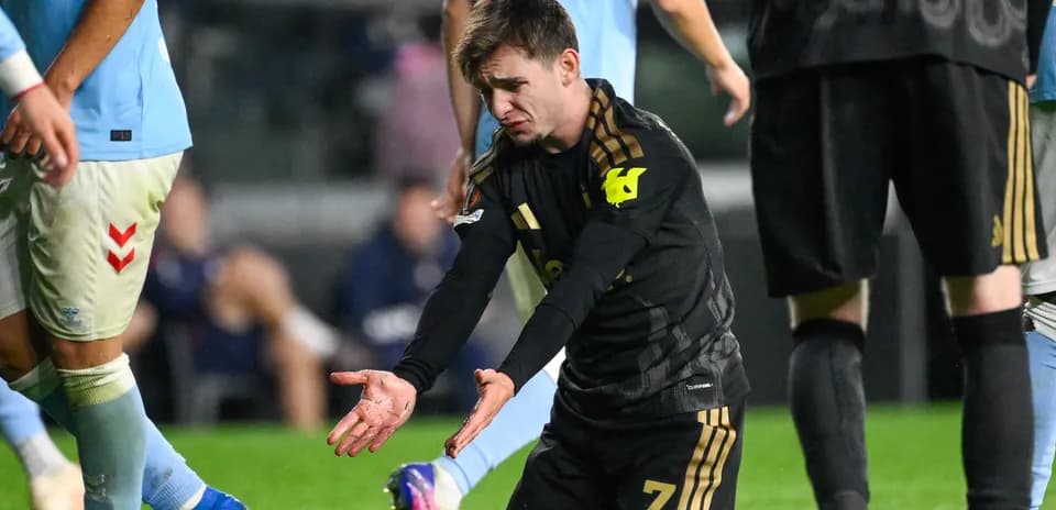 Jugador en uniforme negro gesticulando tras jugada