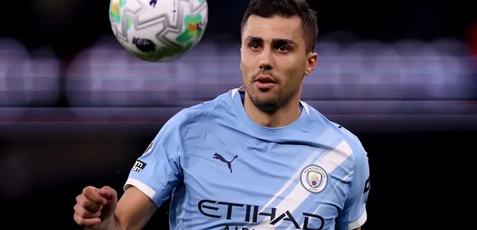 Jugador de Manchester City controla el balón en el aire