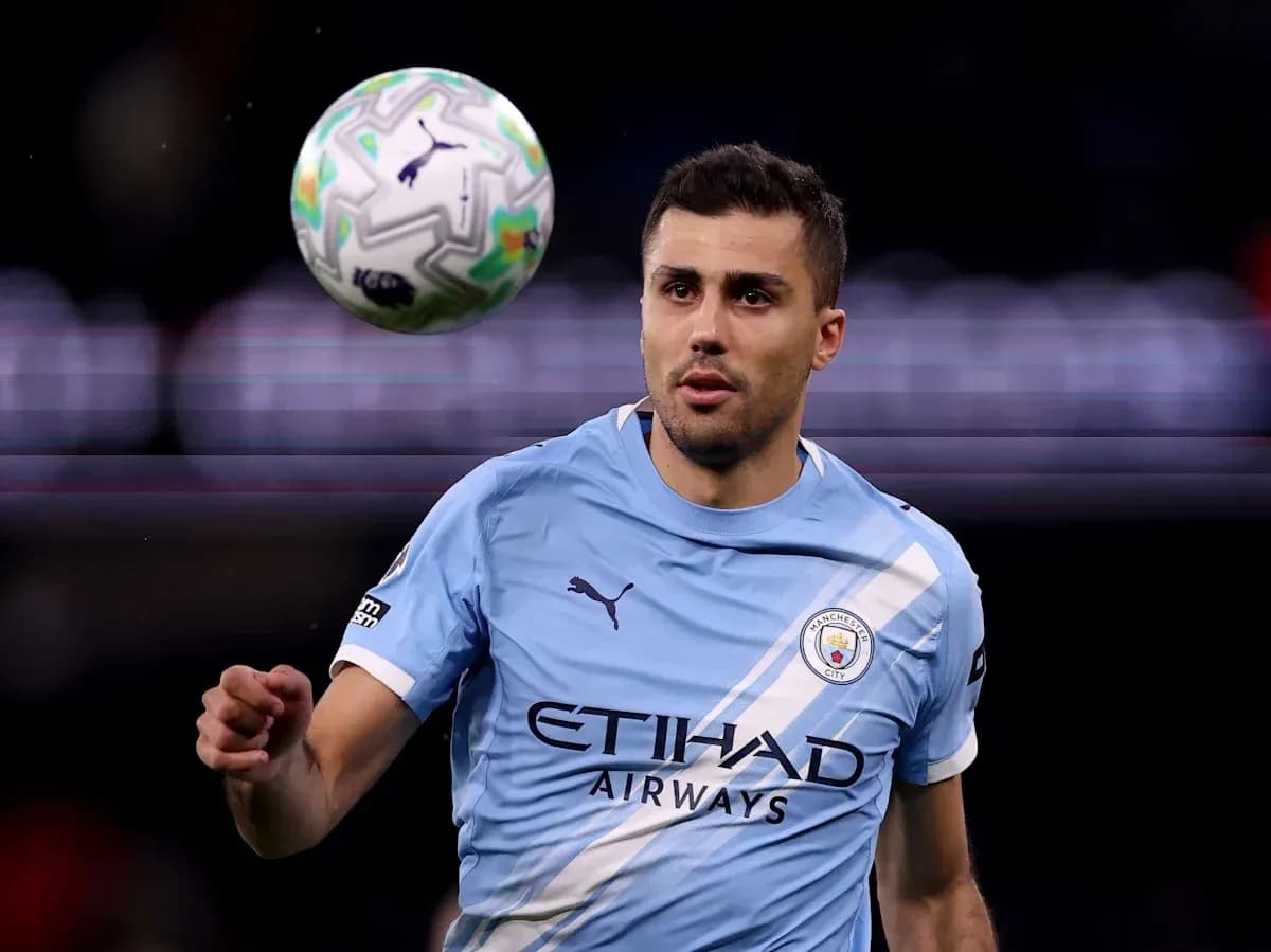 Jugador de Manchester City controla el balón en el aire