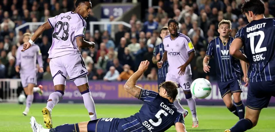 Jugador del equipo visitante dispara mientras defensor cae