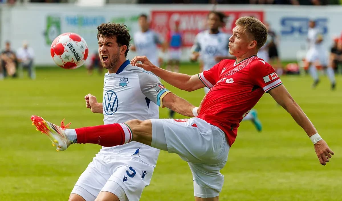 Jugadores compitiendo por el balón en el partido