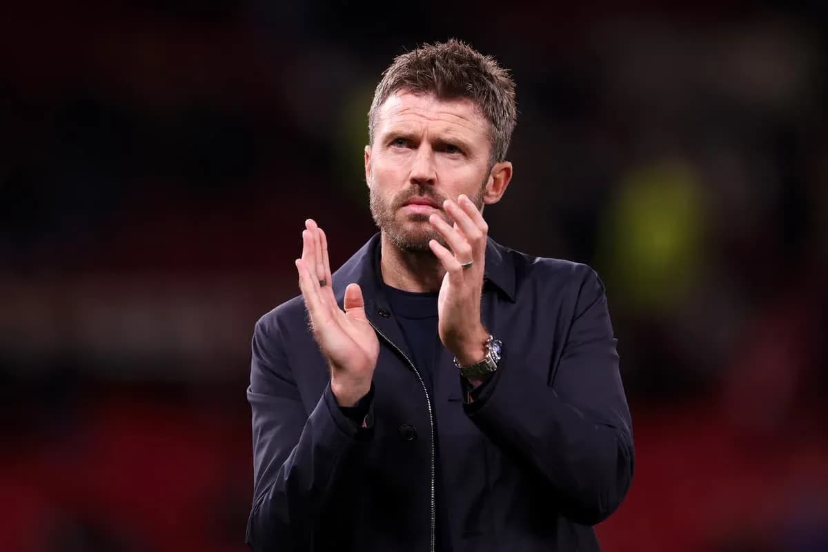 Entrenador aplaudiendo tras el partido en el estadio