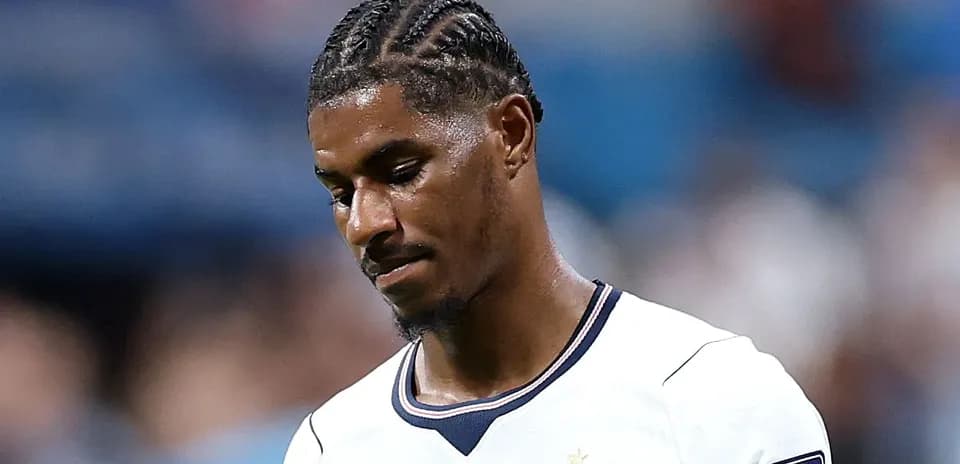 Jugador con trenzas, luciendo pensativo en el campo