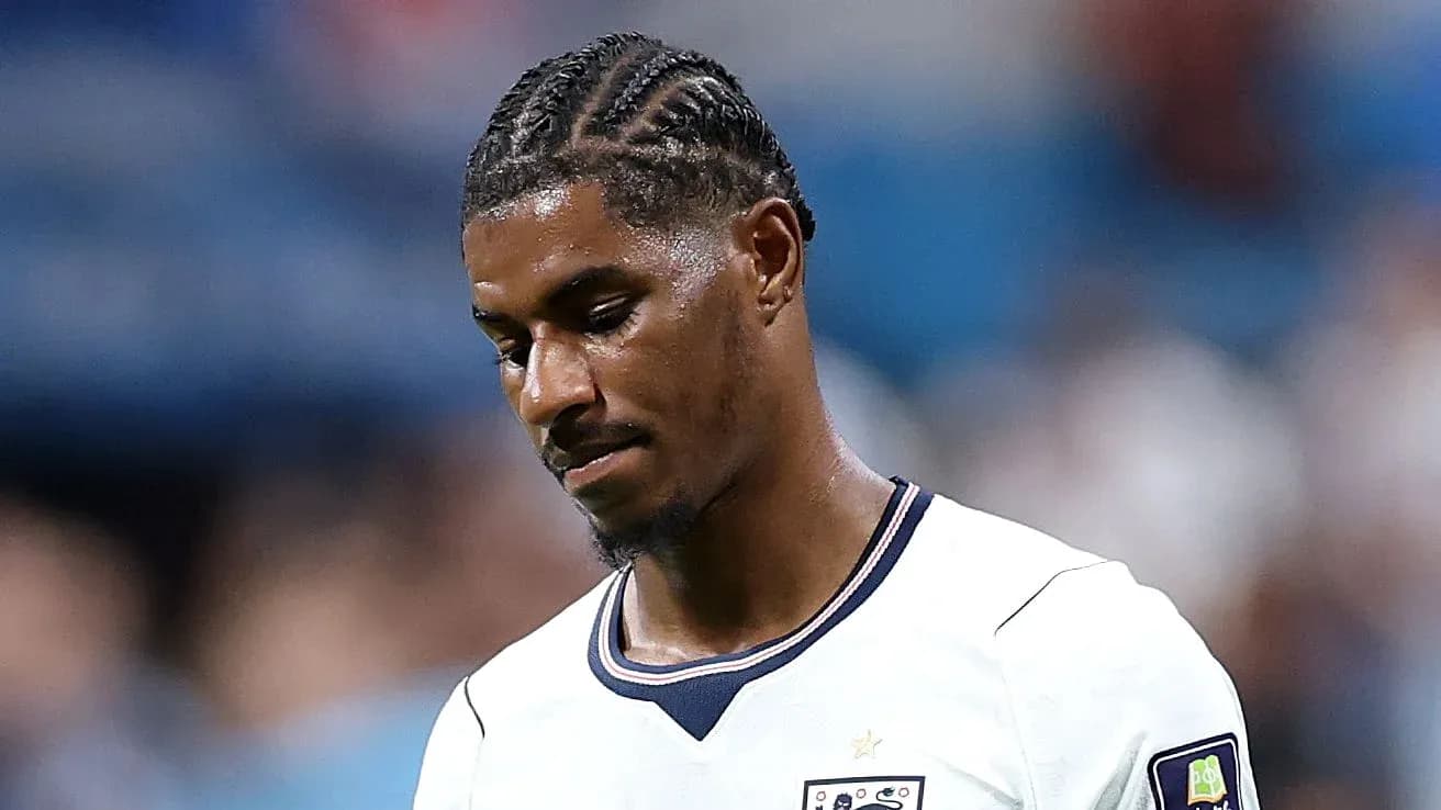 Jugador con trenzas, luciendo pensativo en el campo