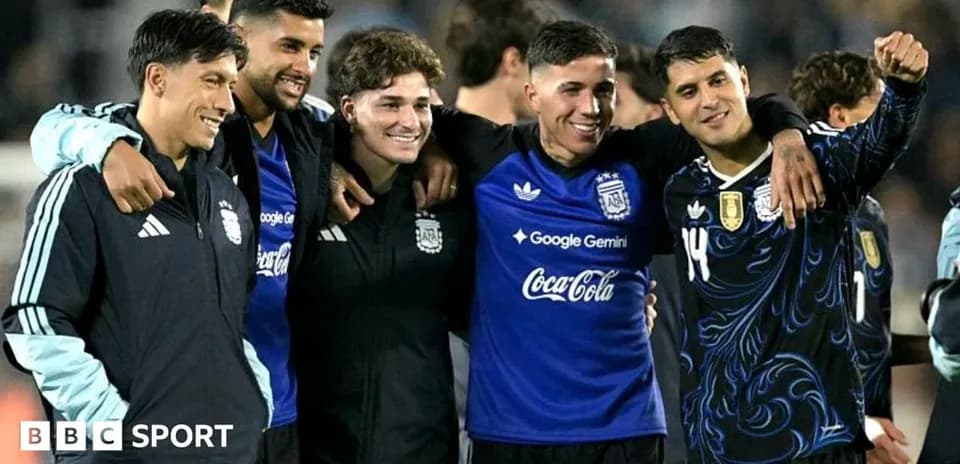 Jugadores de Argentina posando juntos en el campo