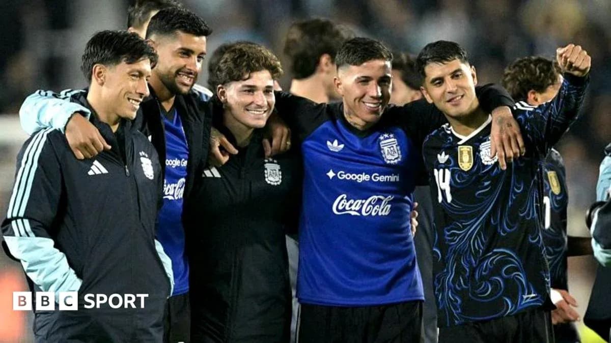 Jugadores de Argentina posando juntos en el campo
