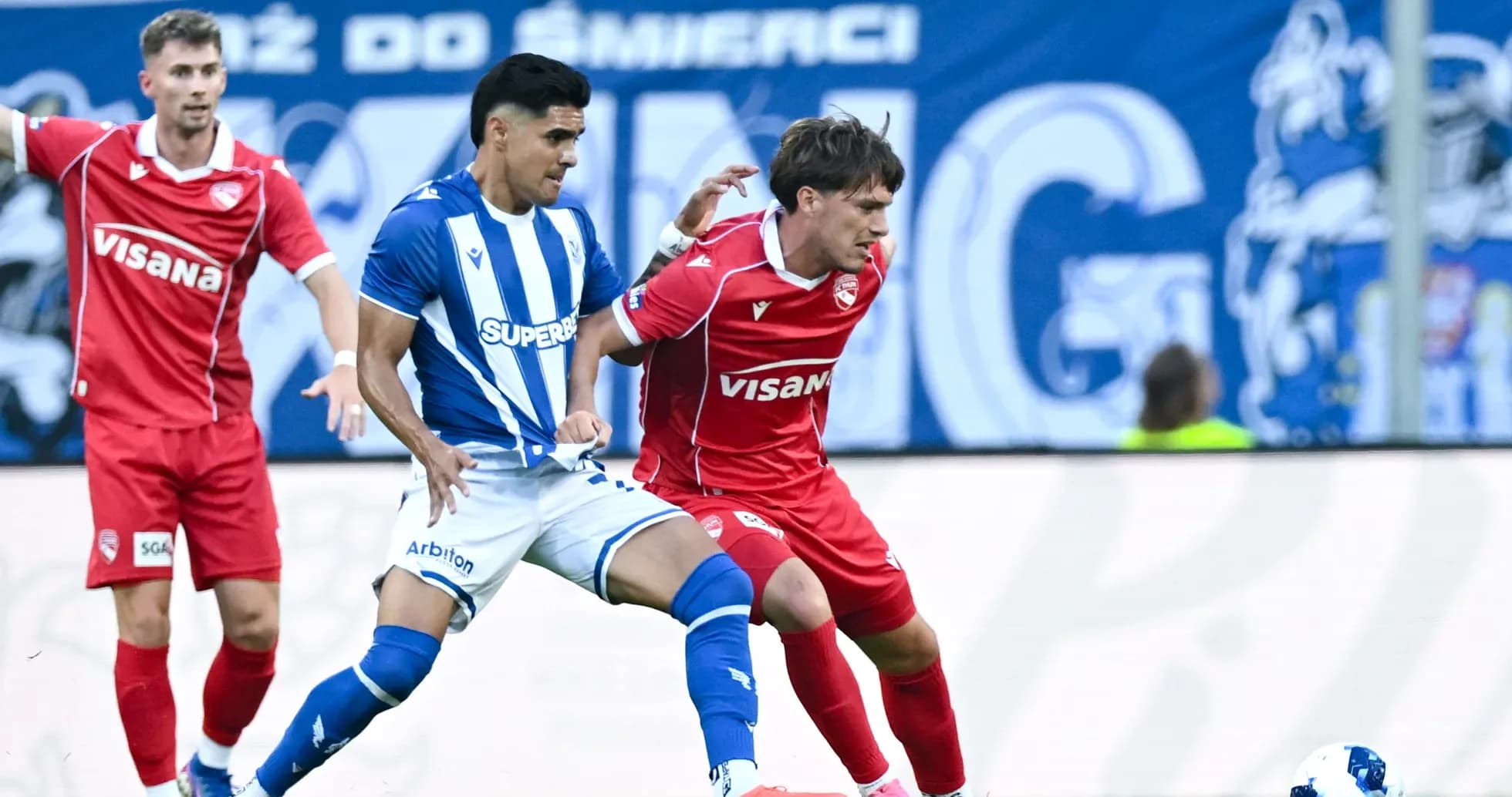 Jugadores compitiendo en un partido de fútbol
