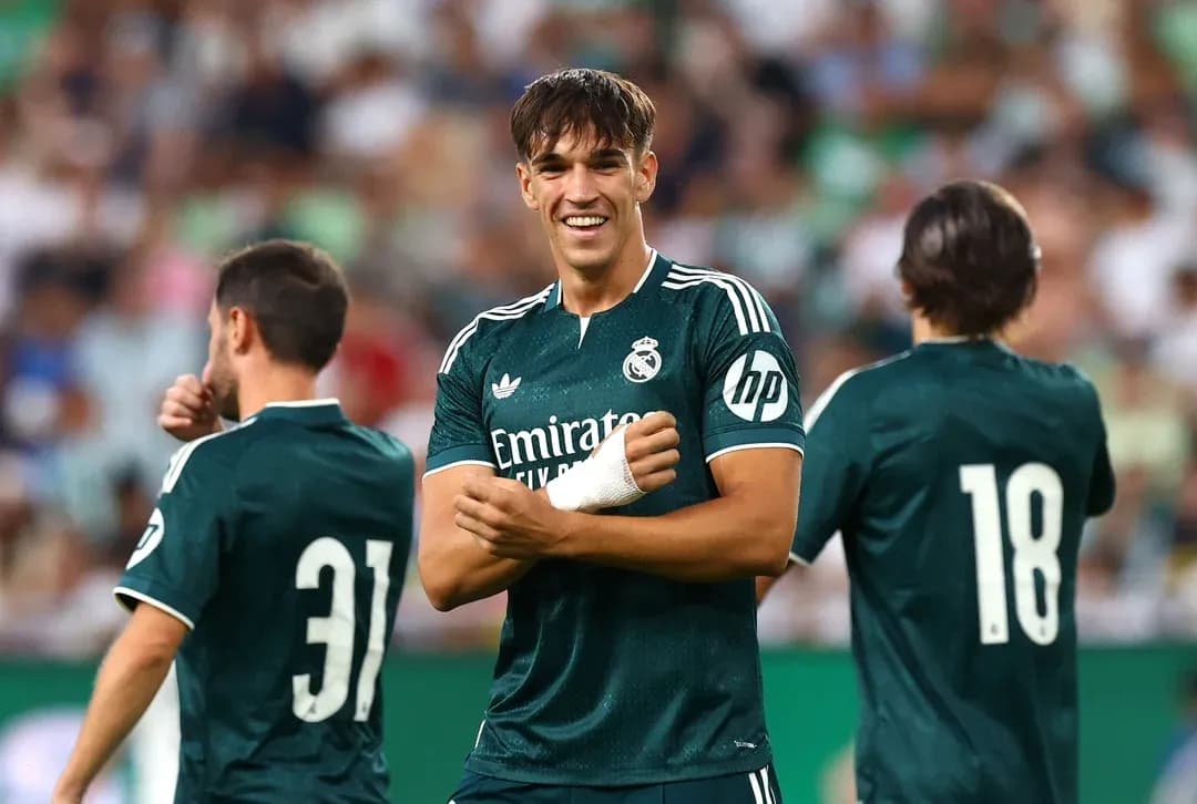 Jugadores de Real Madrid celebrando en el campo