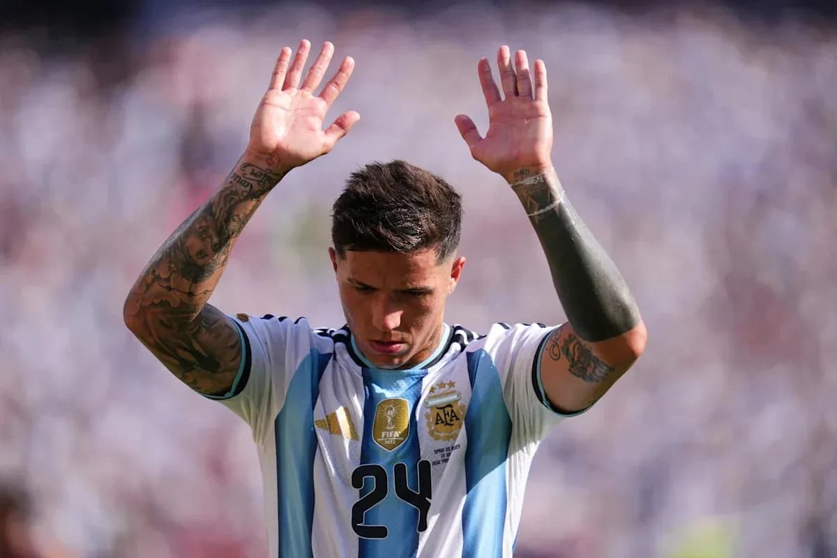 Jugador de Argentina levantando las manos en el campo