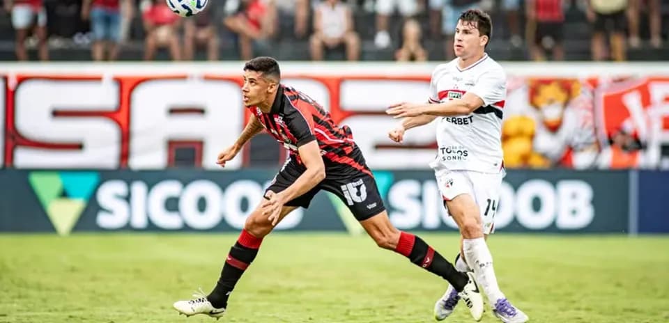 Jugador de Sao Paulo luchando por el balón