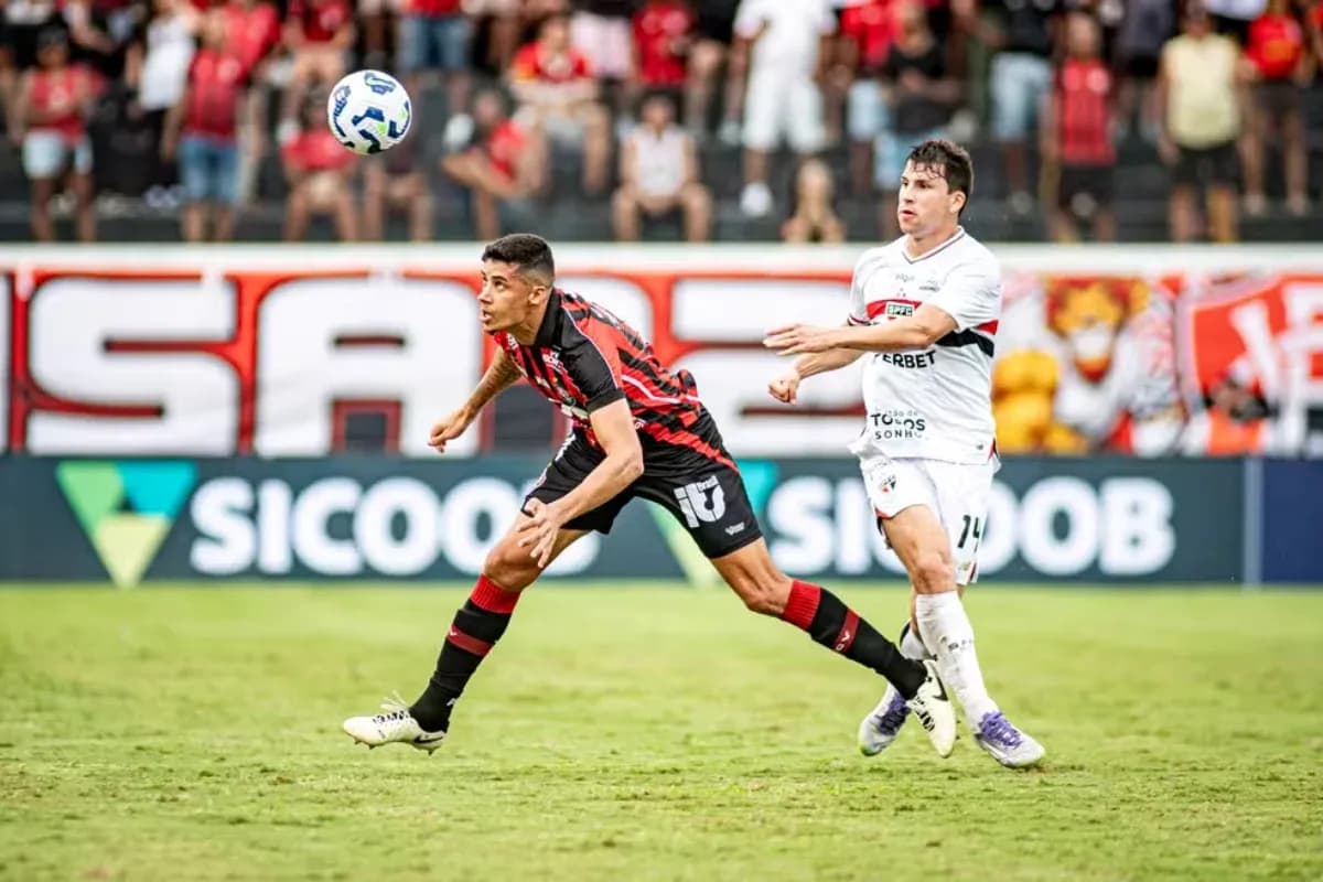 Jugador de Sao Paulo luchando por el balón