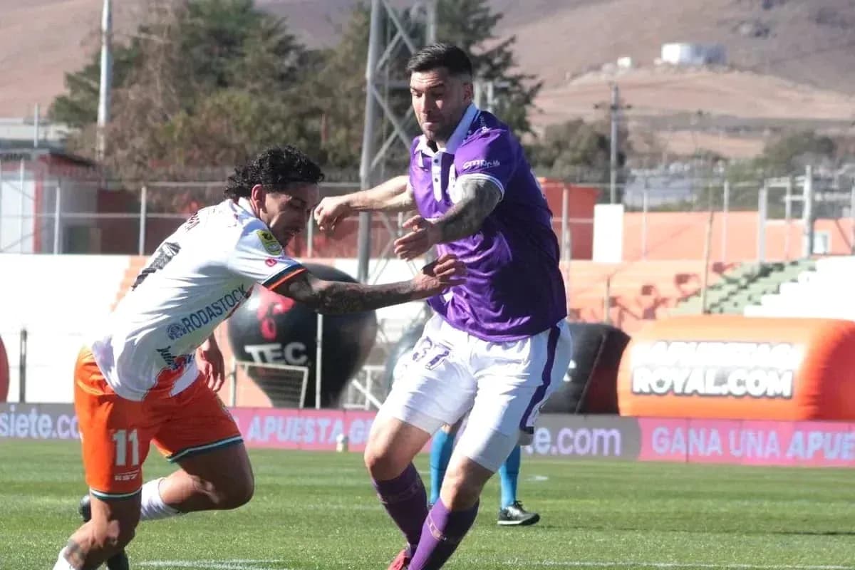 Jugadores compitiendo por el balón en el partido