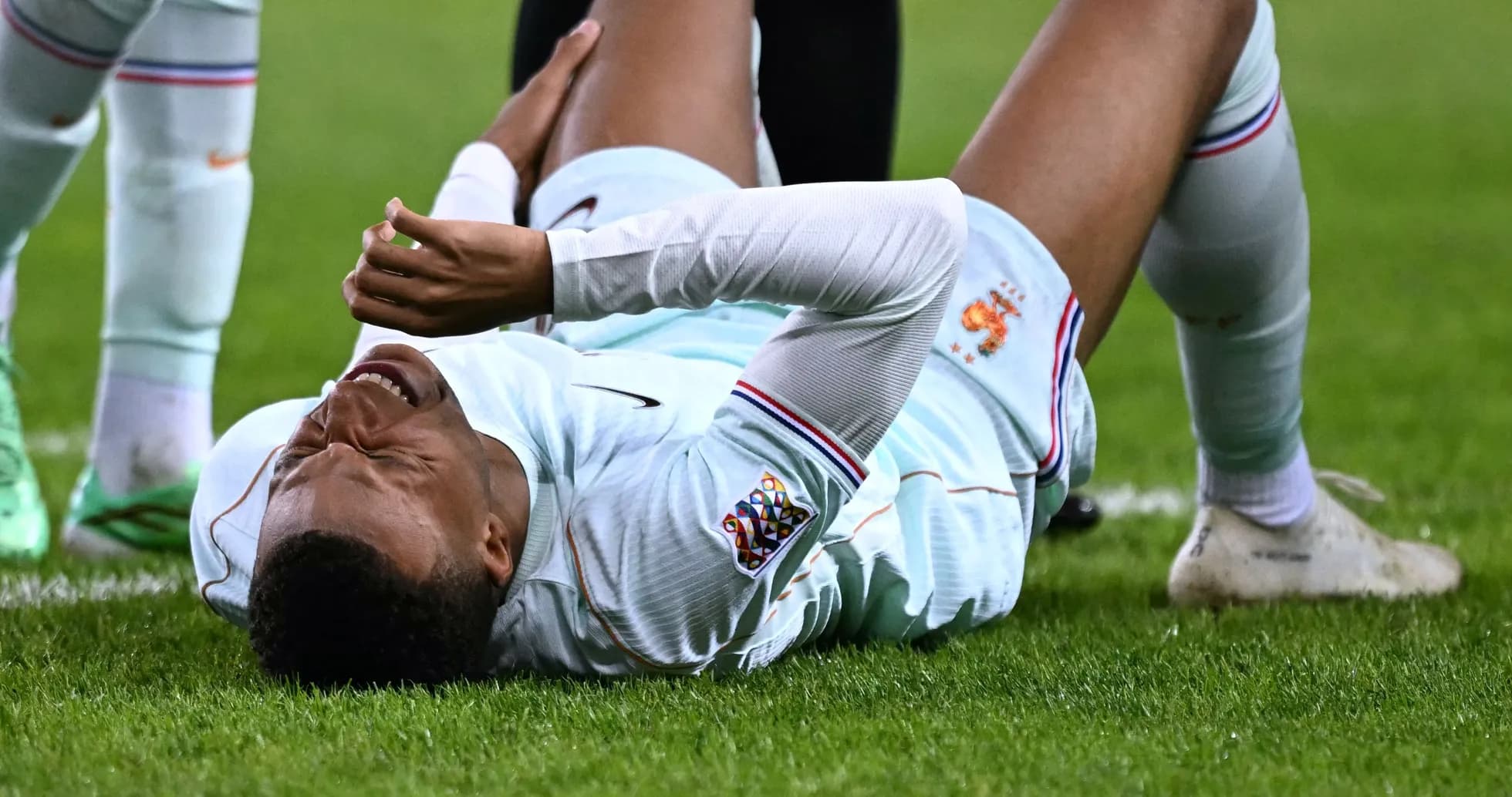 Jugador en el suelo con aparente lesión durante el partido
