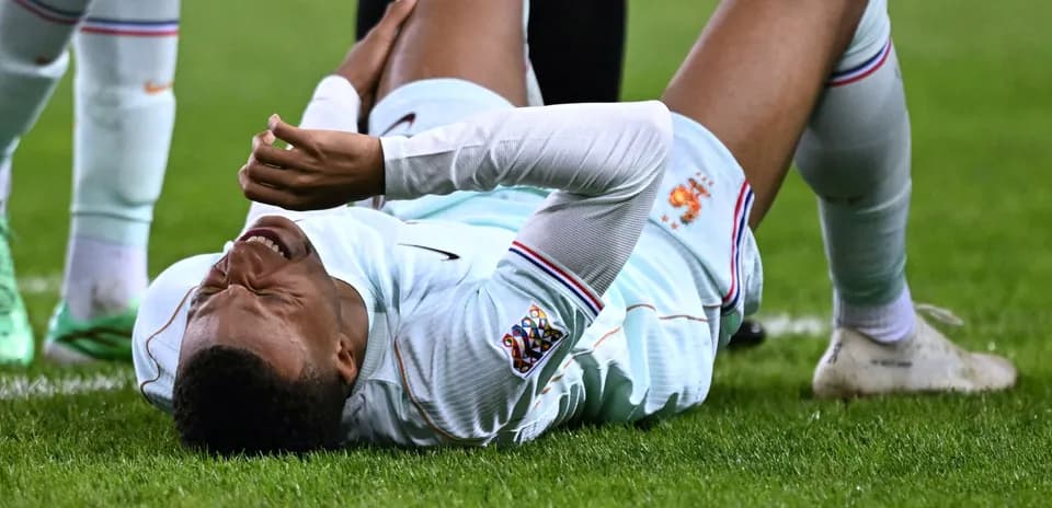 Jugador en el suelo con aparente lesión durante el partido