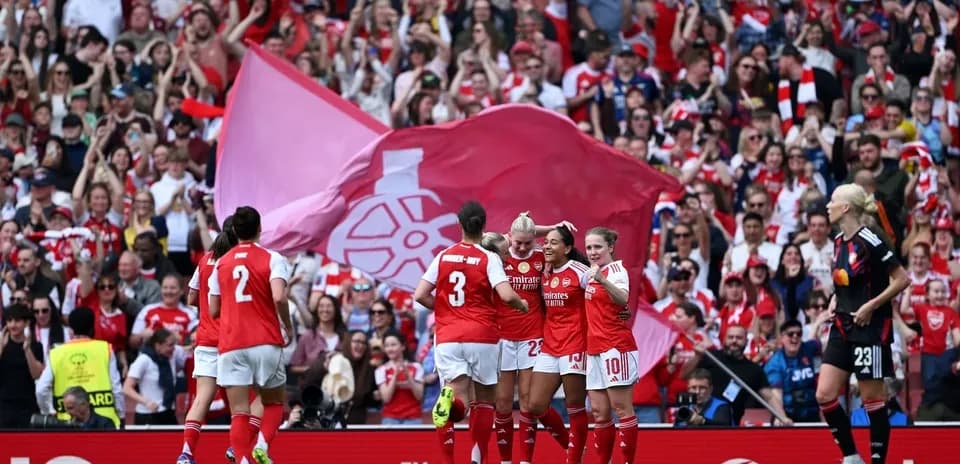 Jugadoras de Arsenal celebrando un gol en el estadio