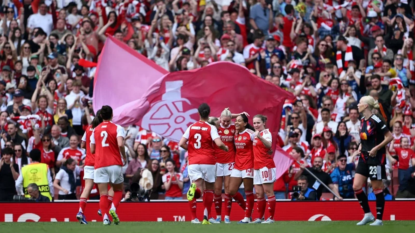 Jugadoras de Arsenal celebrando un gol en el estadio