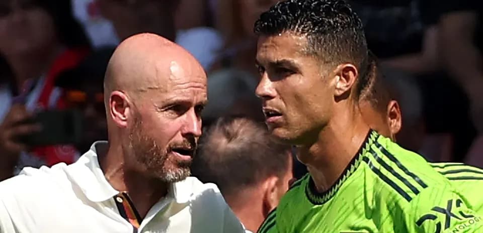 Entrenador hablando con jugador durante partido