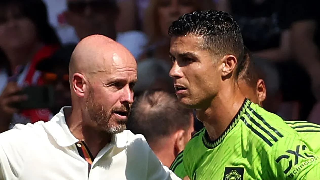 Entrenador hablando con jugador durante partido