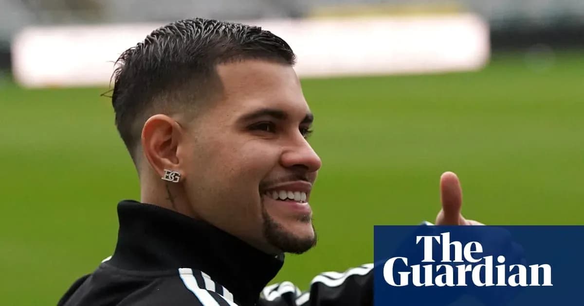 Jugador sonriendo y haciendo un gesto de pulgar arriba