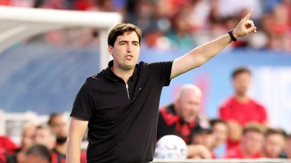 Entrenador dirigiendo al equipo durante el partido