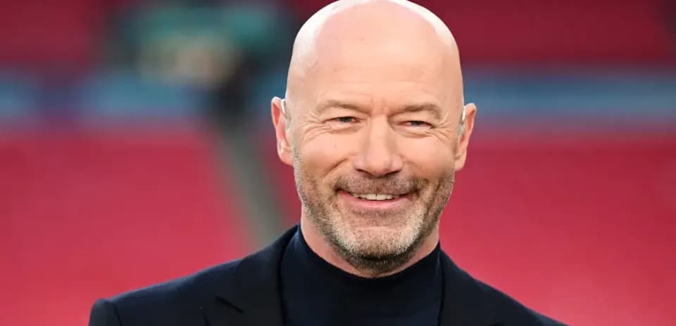 Hombre sonriente con traje en estadio vacío