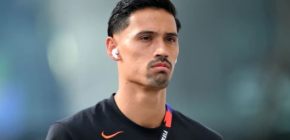 Jugador caminando con auriculares antes del partido