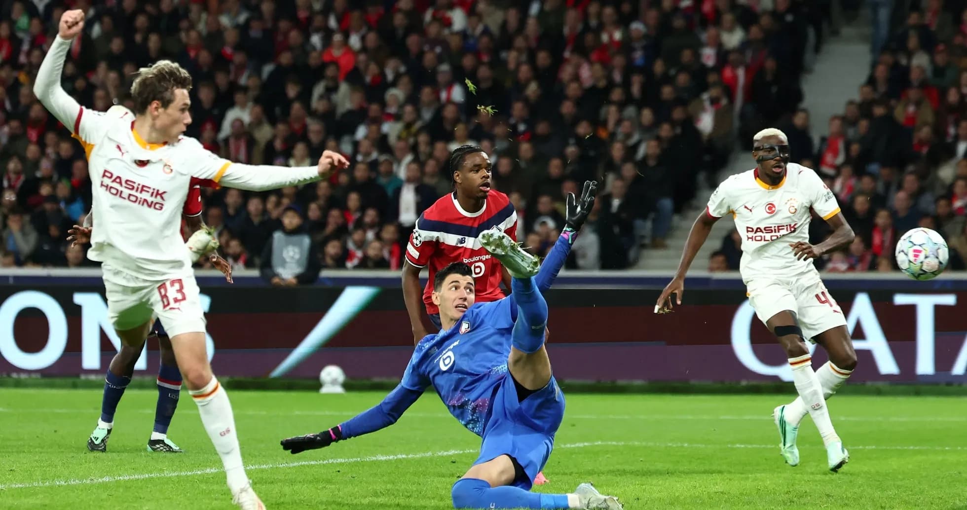Jugador de Galatasaray intenta anotar contra Lille