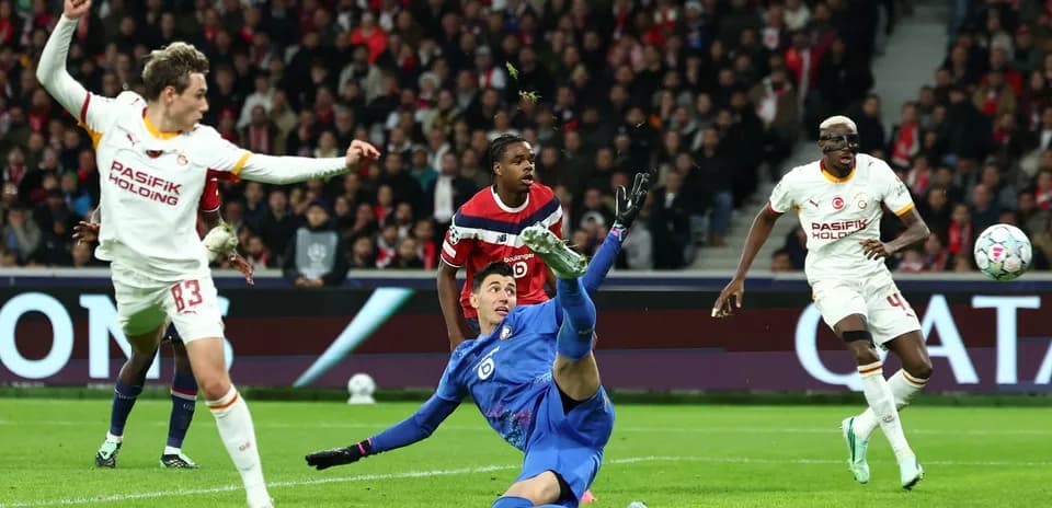 Jugador de Galatasaray intenta anotar contra Lille