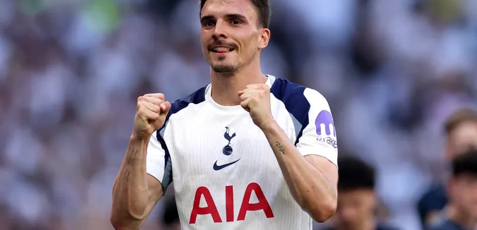 Jugador de Tottenham celebra un gol