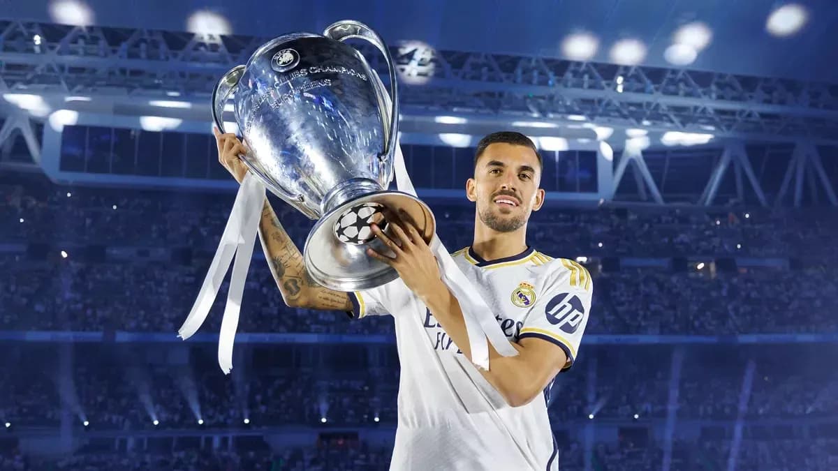 Jugador de Real Madrid levantando la Champions League