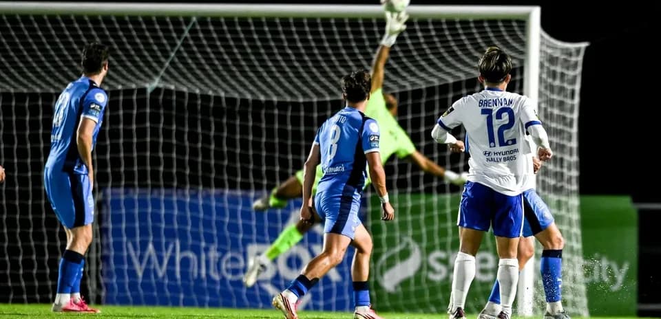 Portero saltando para detener un tiro en el partido